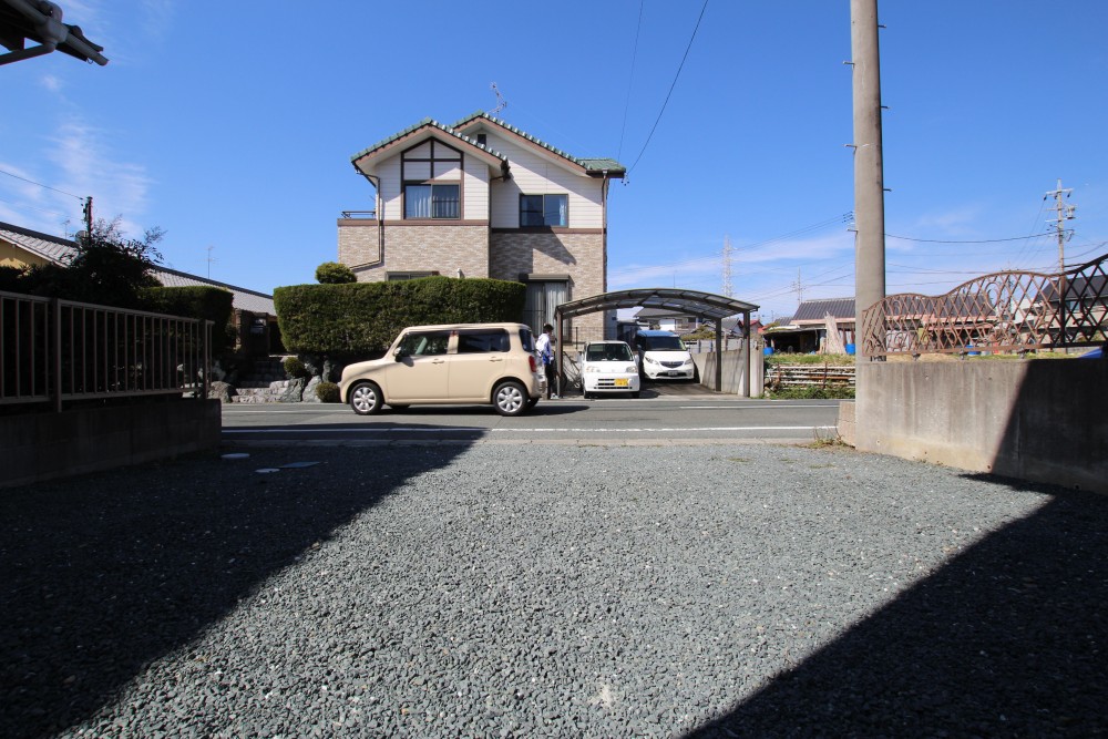 2台+バイクが止められる駐車場。