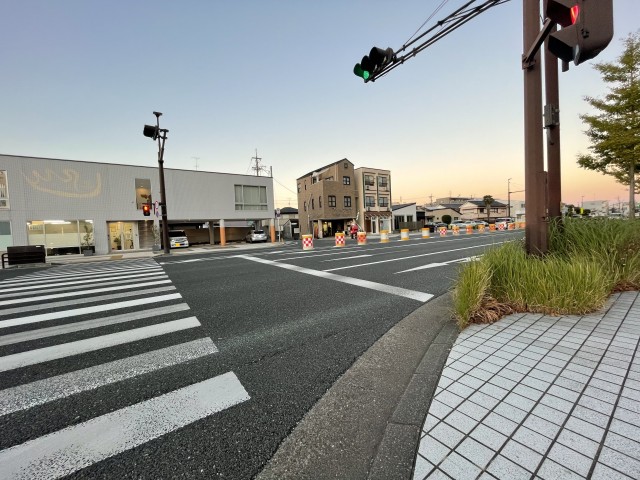 六間道路沿い、視認性最高な店舗です！