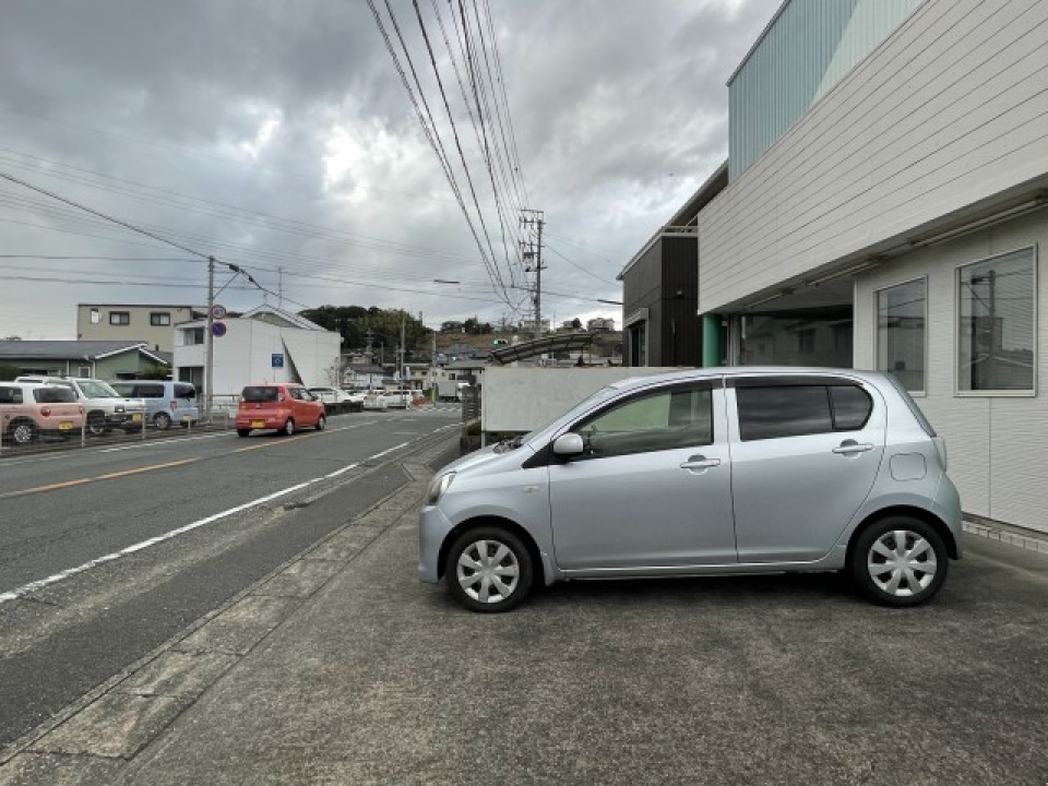 建物前に車3台駐車可能です