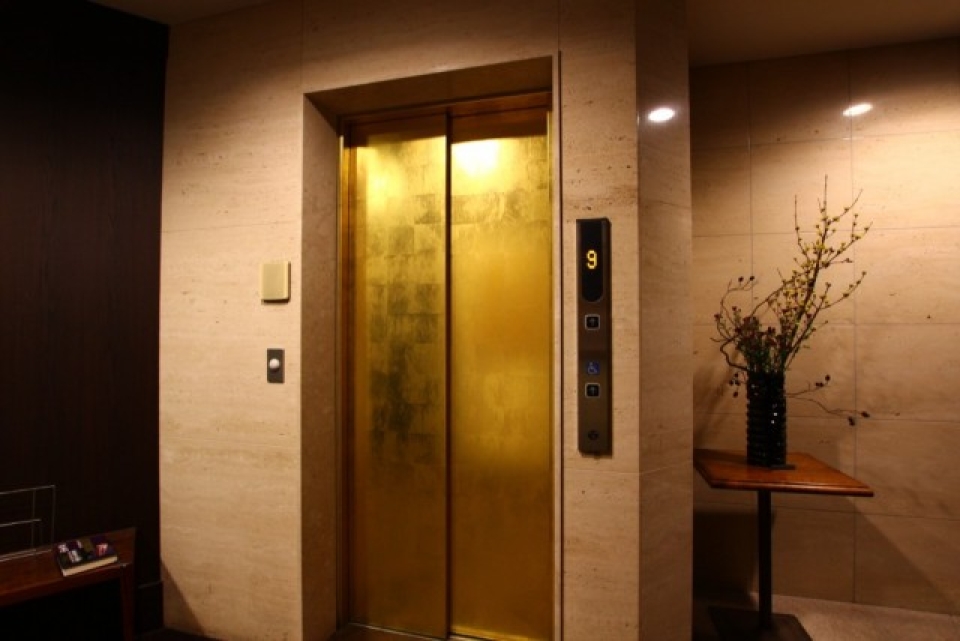 金のエレベーターに目を惹かれます。
