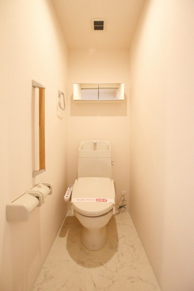 収納スペース完備のトイレ。