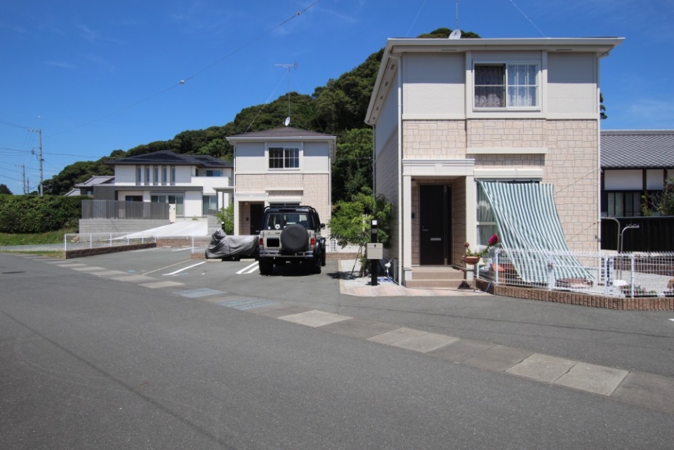 敷地内に2棟並ぶ戸建賃貸。