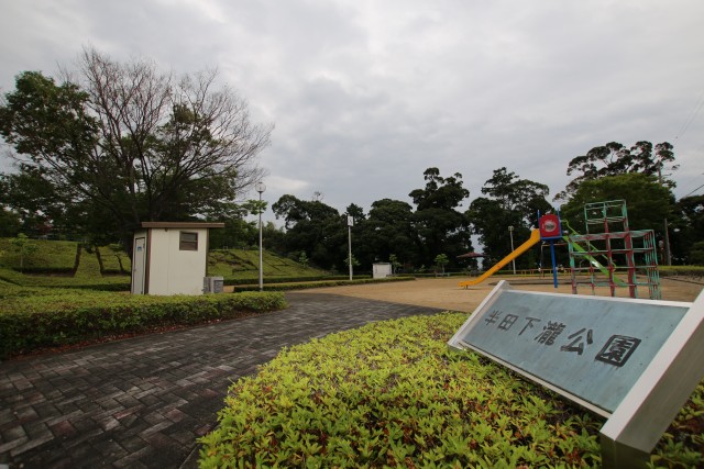 マンション目の前には綺麗な公園が