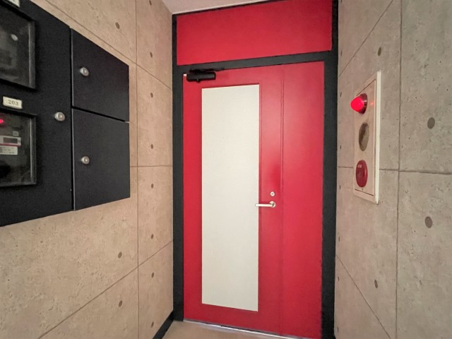 やっぱり入口の赤い扉がカッコイイ