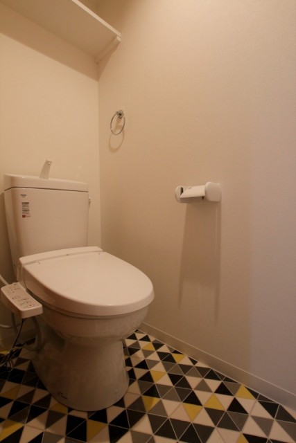 トイレ。上に収納スペースあり。