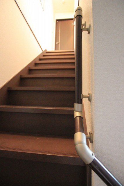 階段は手すりがしっかり付いててよいです。