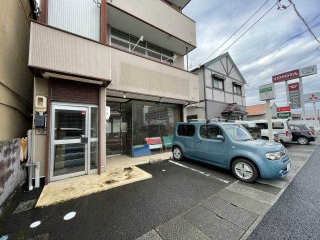 店舗前に駐車場があります。