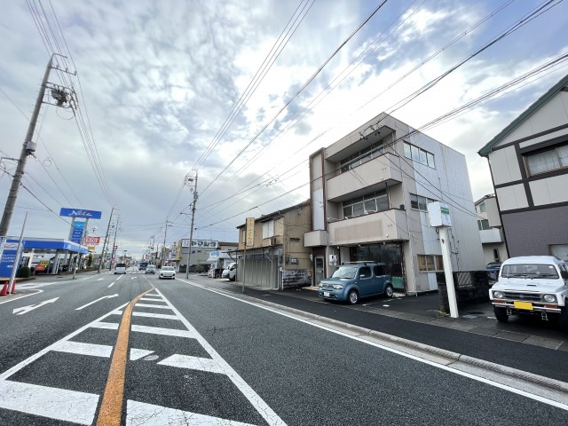 姫街道、車通りの多い道に面した路面店です。