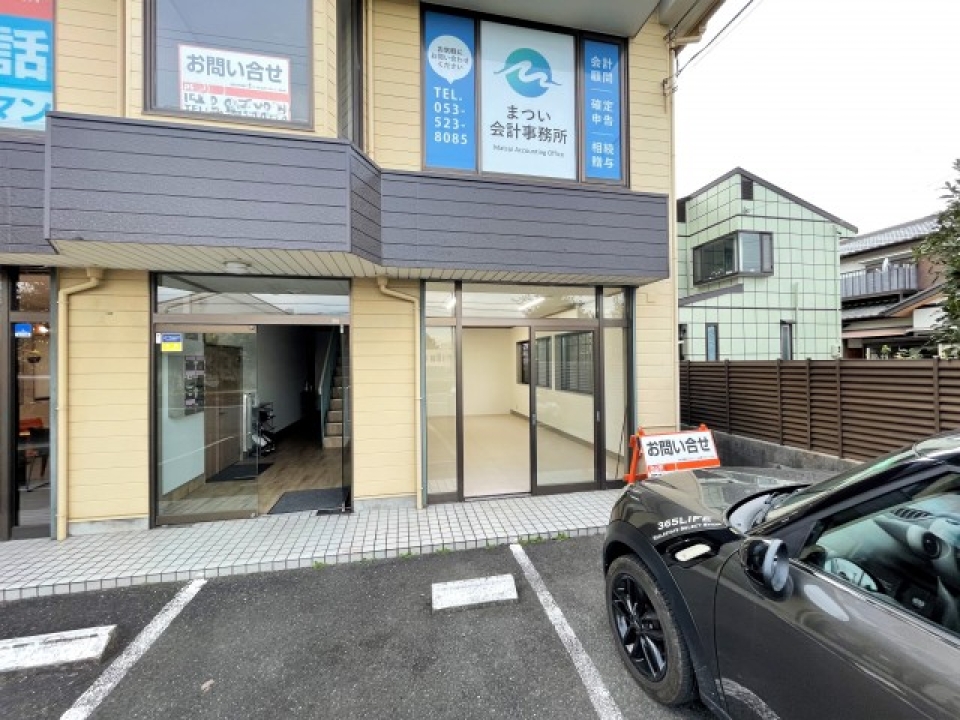 1階路面側の店舗です。