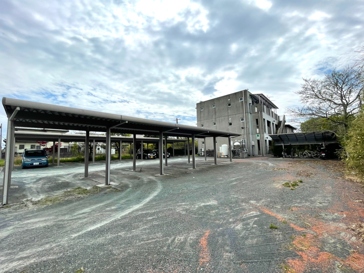 駐車場にはなんとカーポート付き