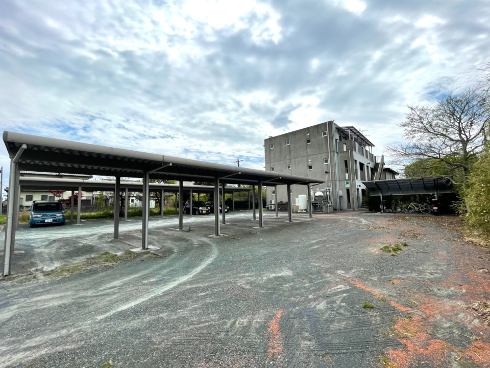 駐車場にはなんとカーポート付き