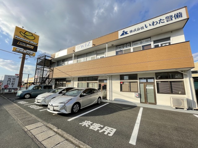 外観はこんな感じの建物。1・2階で複数店舗入っています。