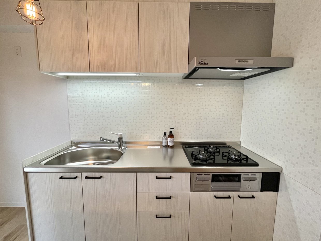 3口コンロにグリル付き、作業スペースもあるシステムキッチン