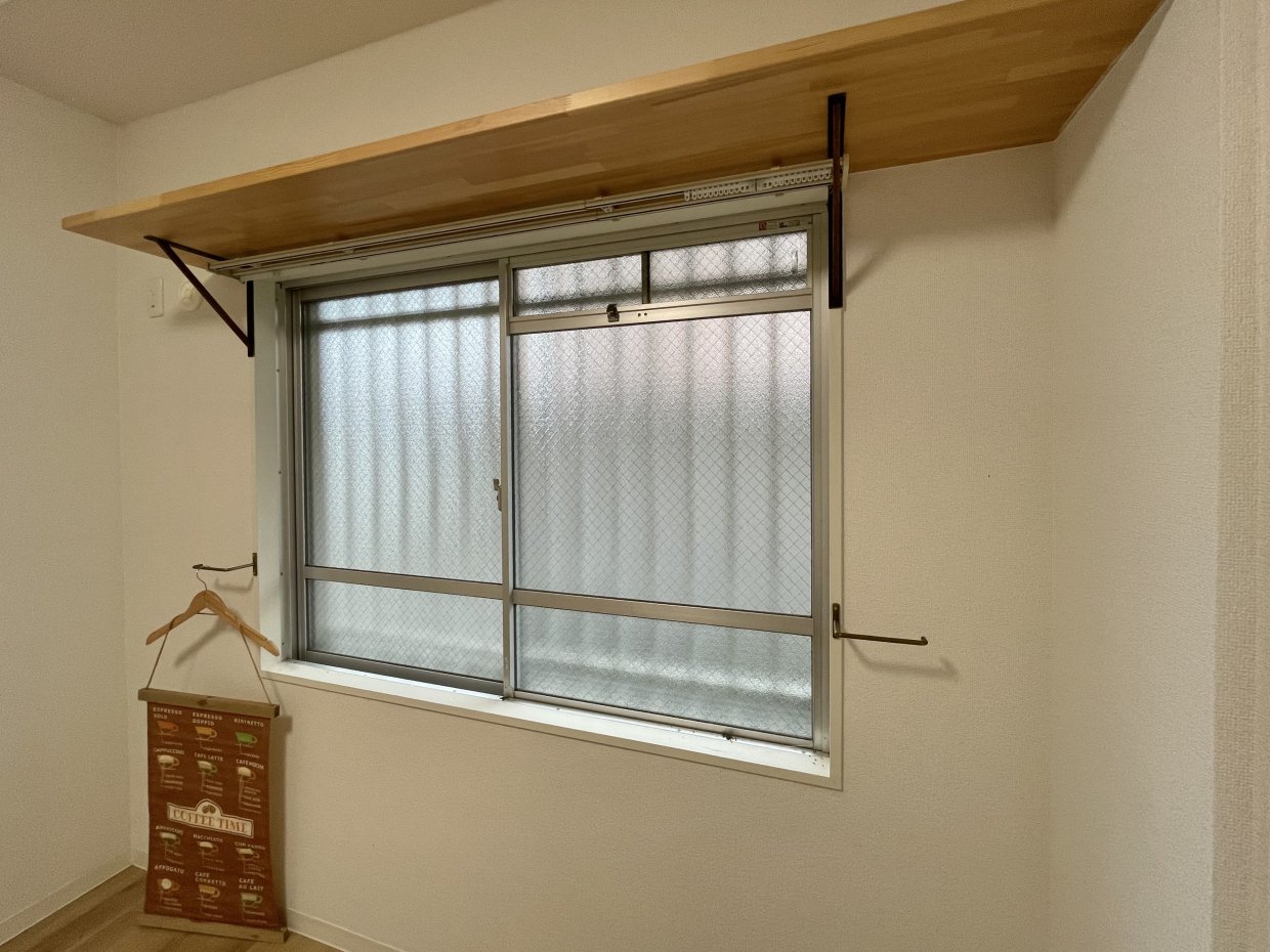 窓の上に造作棚。インテリアや本棚に