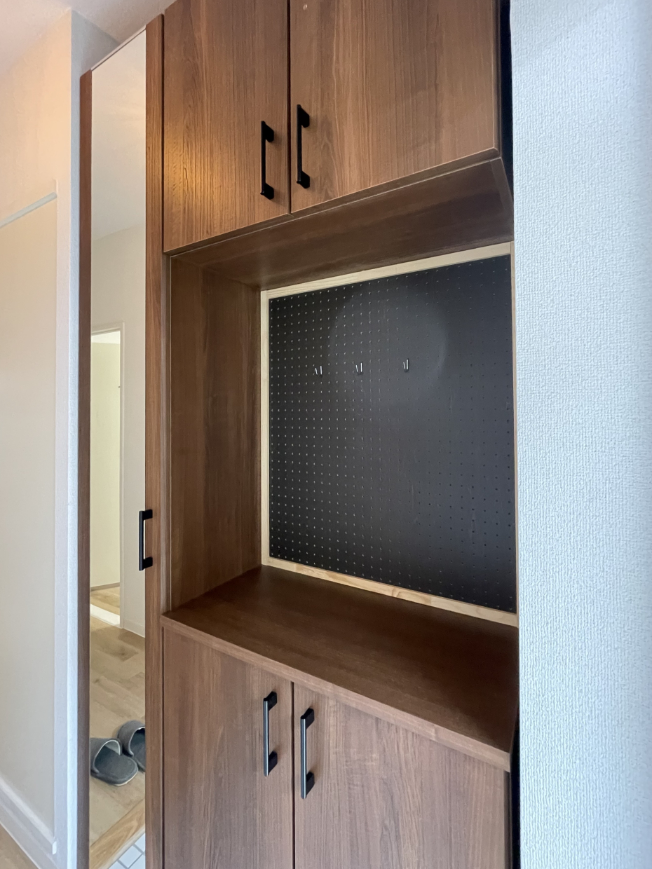 玄関にも有効ボードあり。鍵などお出かけ時に必須なものがかけておけますね