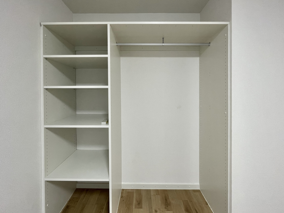 可動棚にハンガーラック付きです