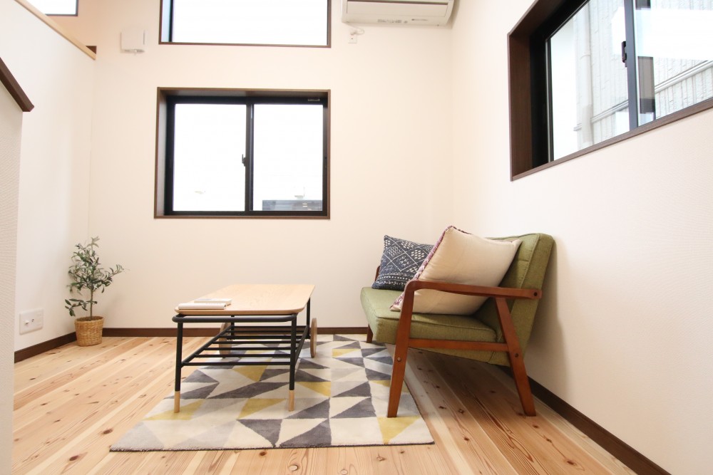 こじんまりしてくつろげる。窓いっぱいで朝日を取り込もう！