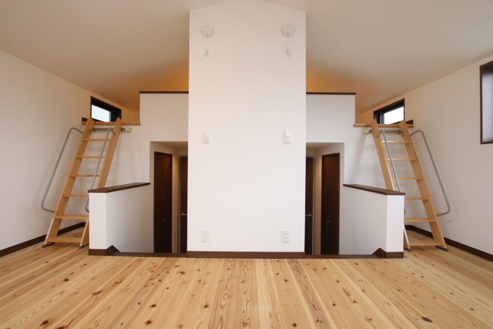 子供部屋に最適なお部屋。両サイドに階段とロフトが付いている。
