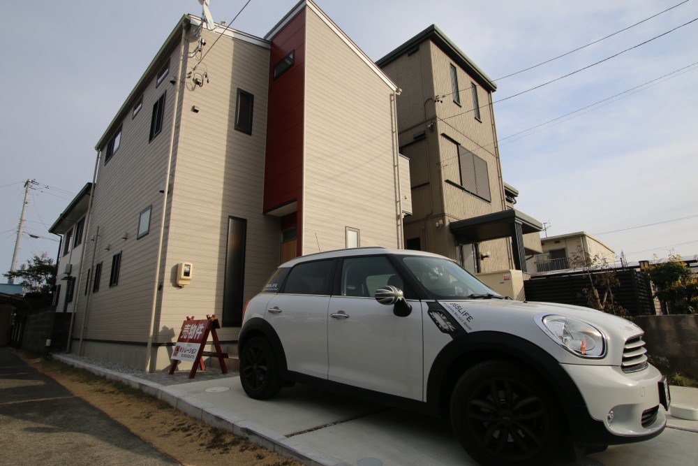 外観。駐車場も２台置けるスペース確保。