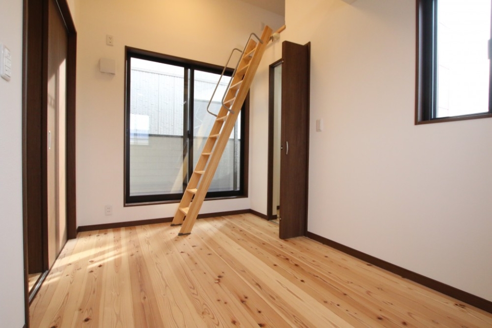 西側の洋室。ベランダが付いている。