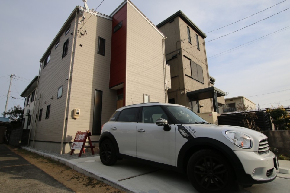 外観。駐車場も２台置けるスペース確保。