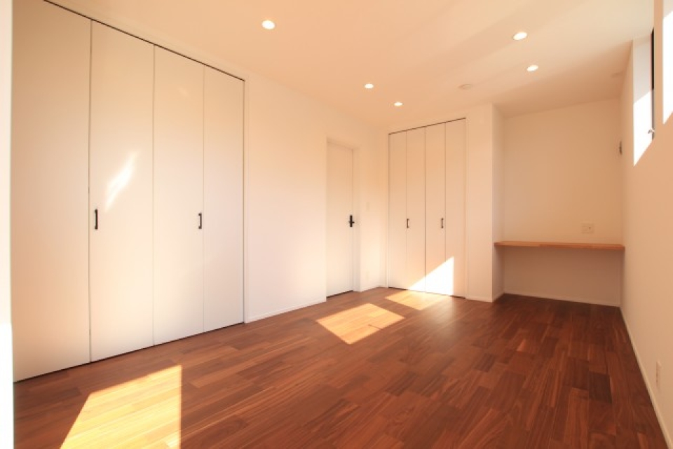 洋室8帖。将来的に真ん中で仕切れば4帖のお部屋に変更もできます