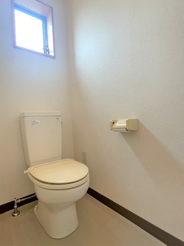 トイレは窓付きで明るい空間です