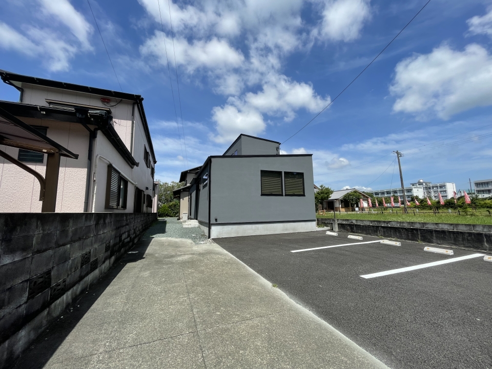 敷地は縦長で、建物手前に駐車場があります。お隣は国分寺公園！