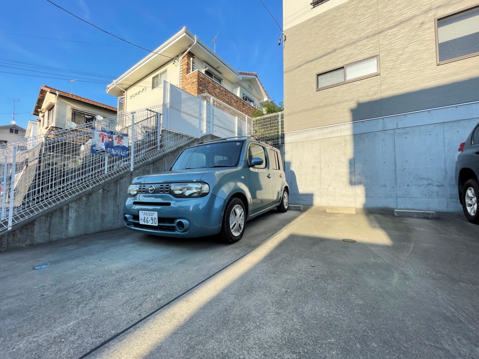 階段下に駐車2台スペース確保です。