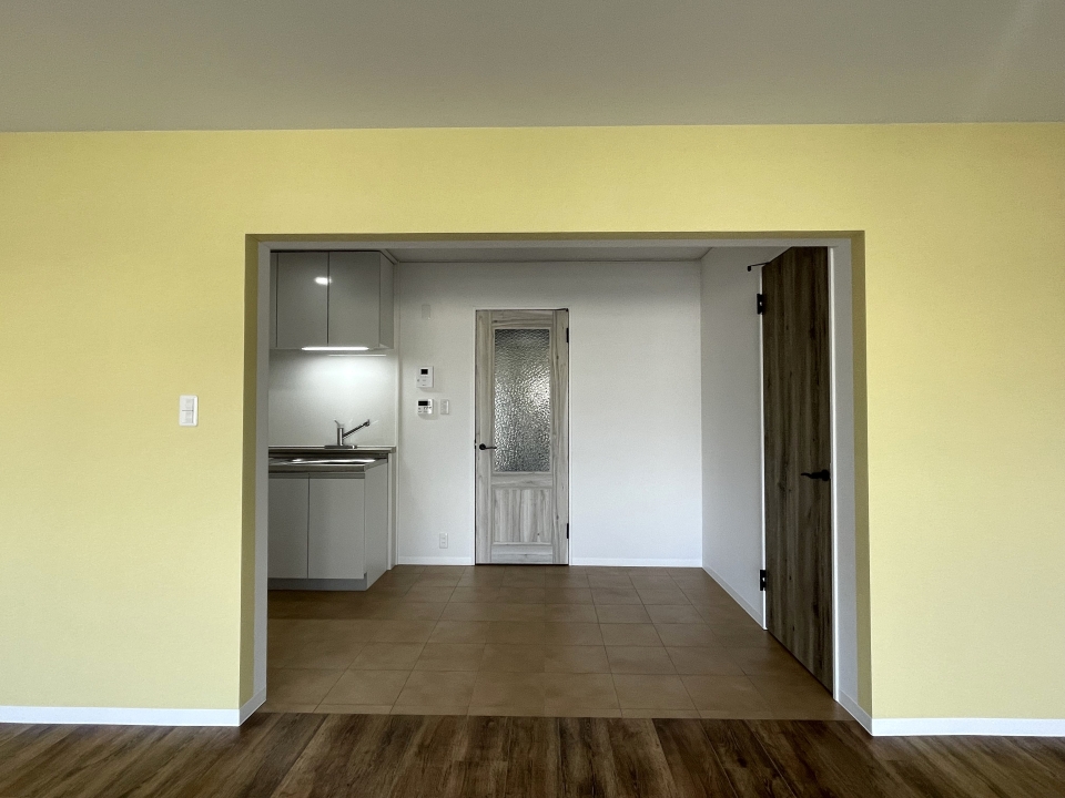 キッチンに続く黄色の壁がお部屋を華やかに！