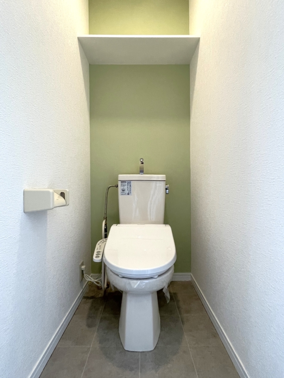 グリーンの壁紙のトイレ