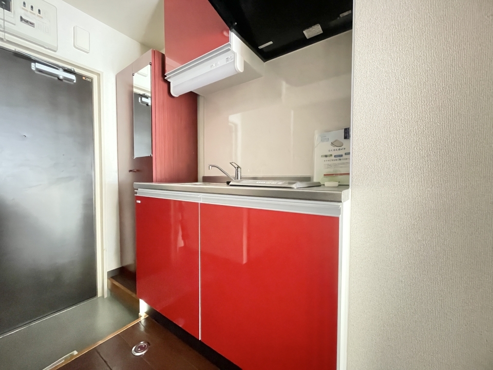 真っ赤なキッチン。 　※写真明るく加工しております。