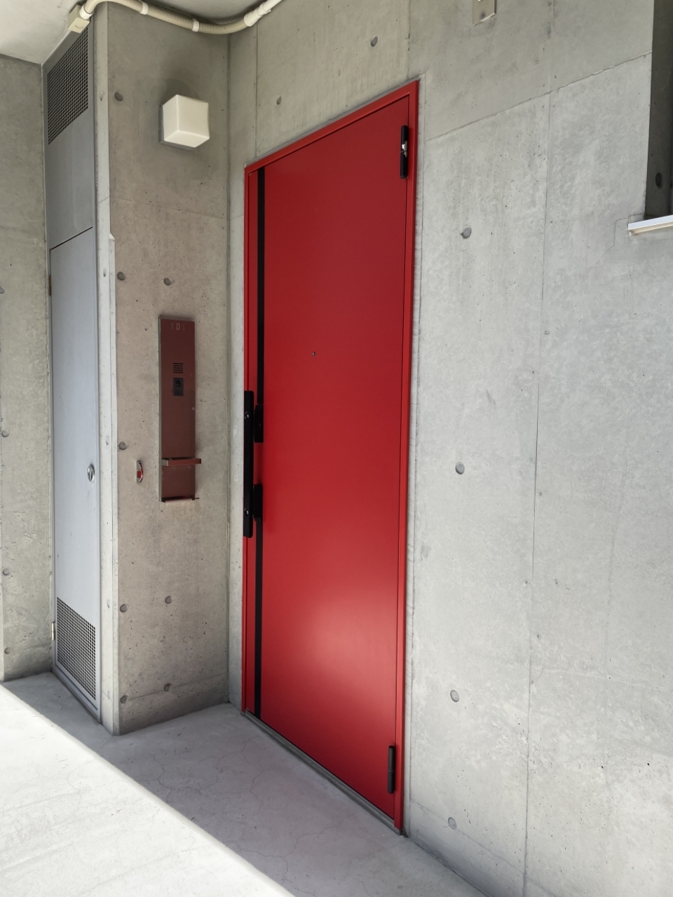 特徴的な赤い扉