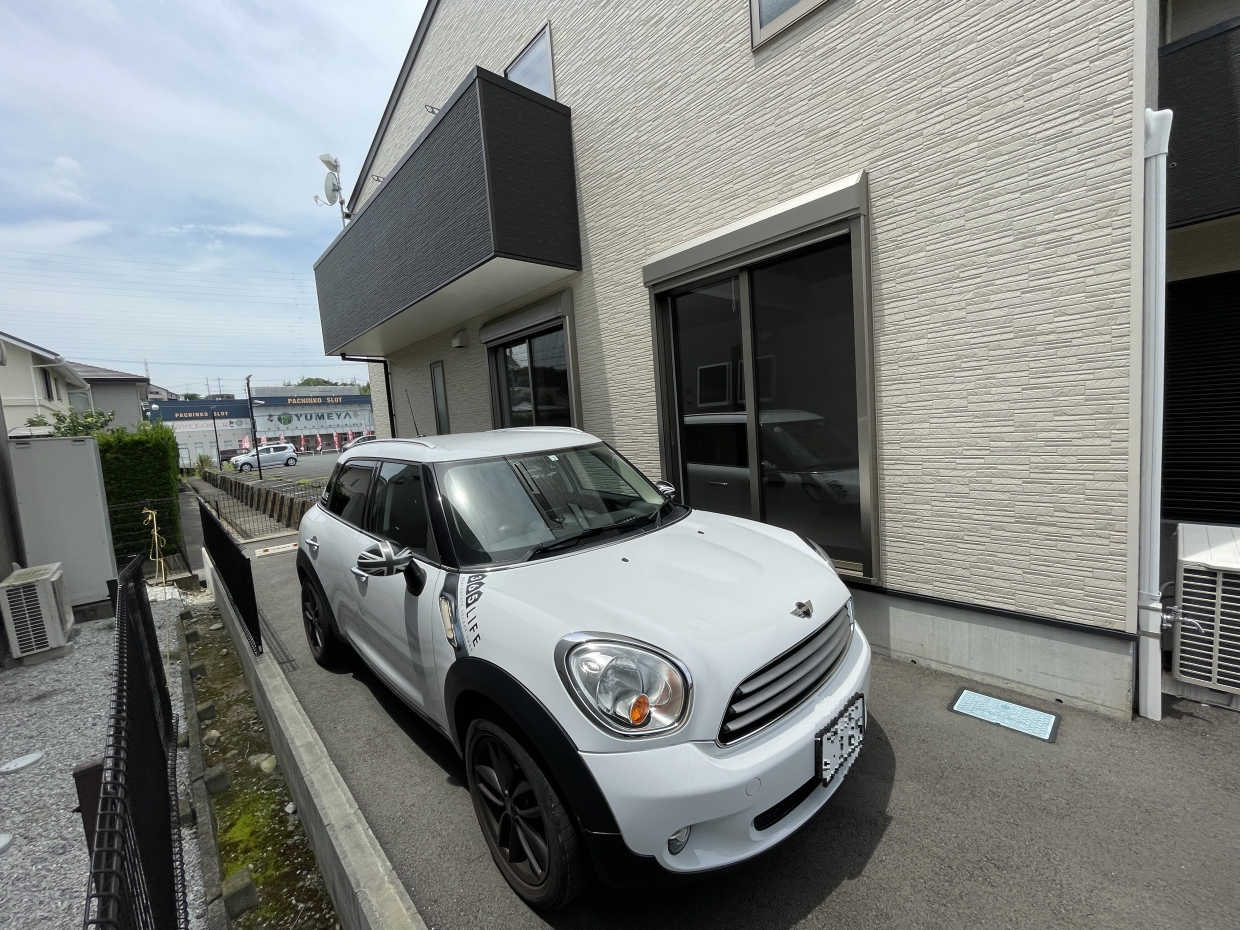 駐車場は建物横に縦列で2台停められます。