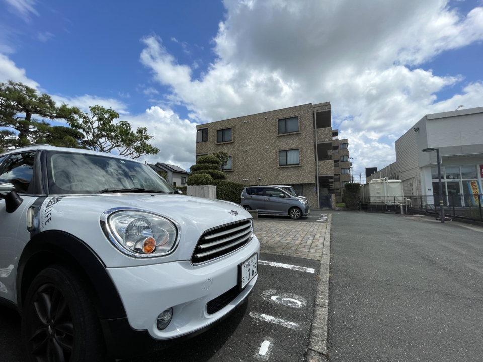 駐車場は北側から。駐車しやすい箇所です！