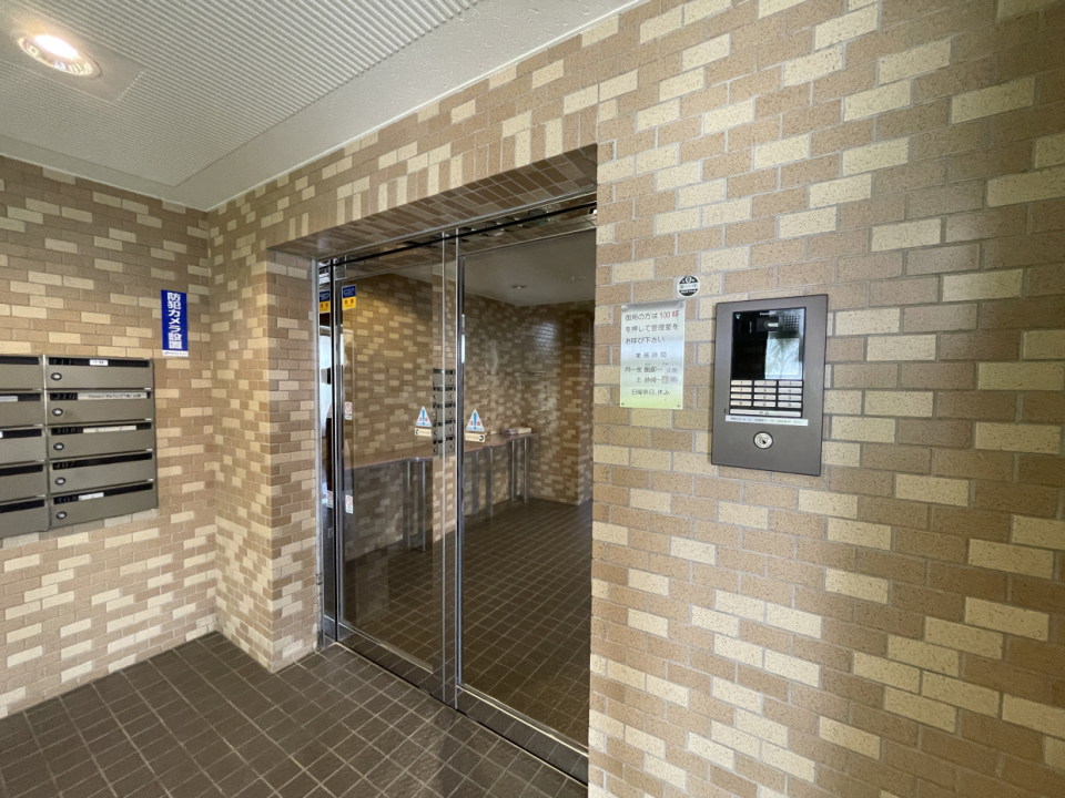 マンションはオートロック。エレベータ付きです。
