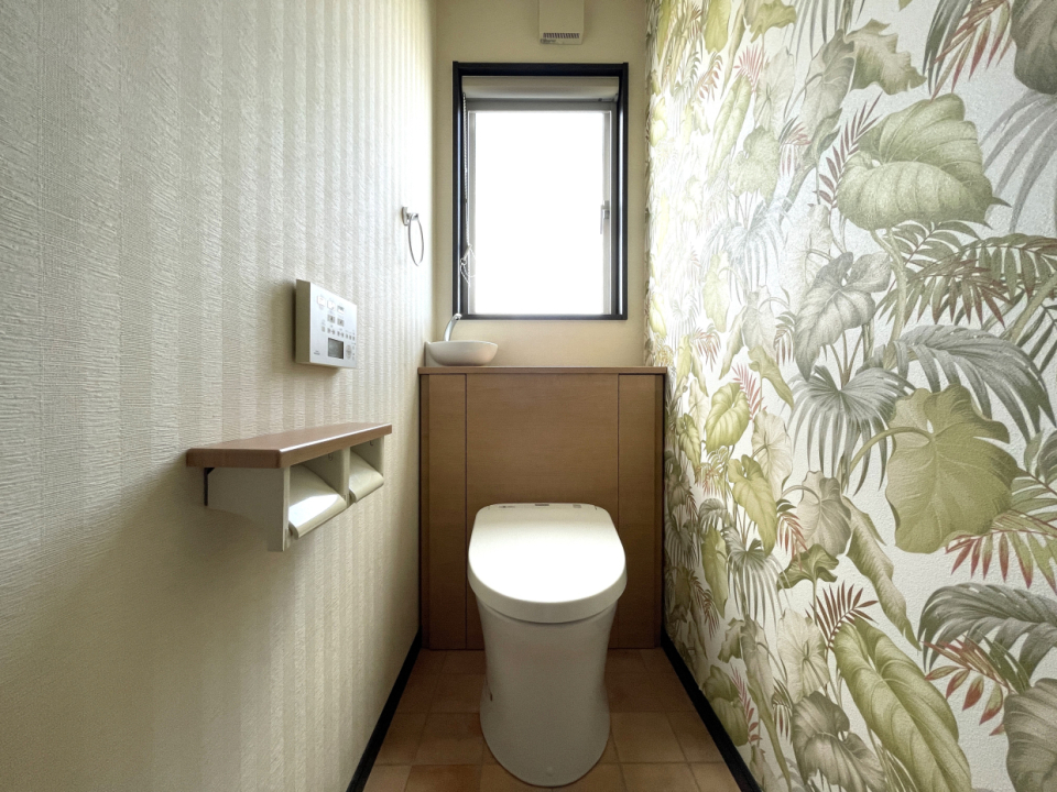 二階のトイレは、壁紙が個性強めです。