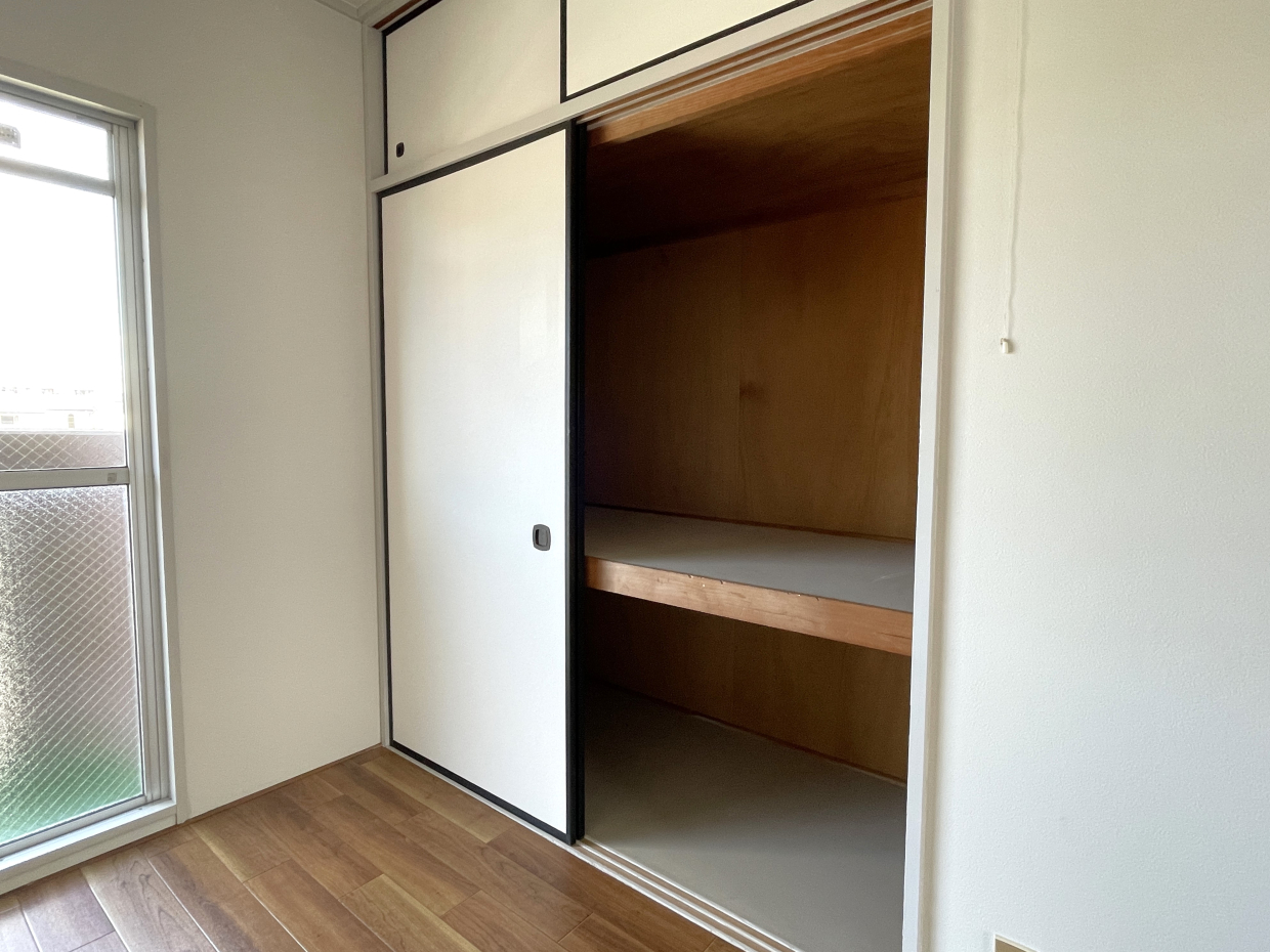 こちらのお部屋には収納付き