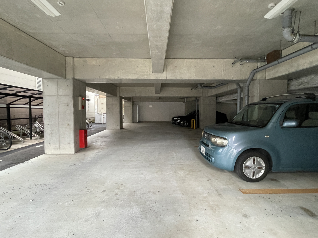 屋根付きの駐車場