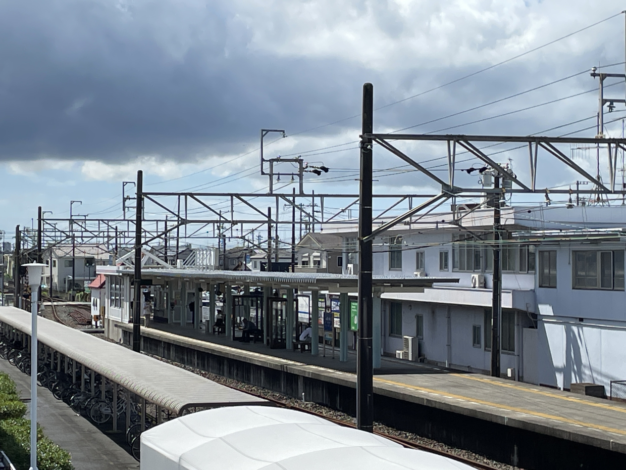 西ケ崎駅が見えます