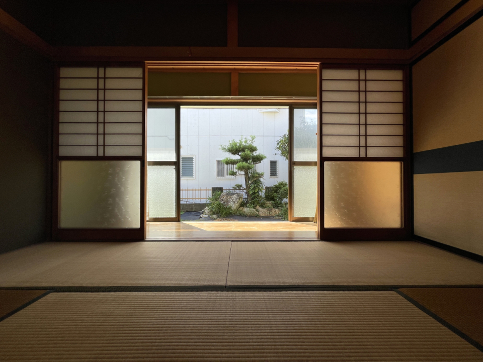 日本家屋のエモい景色がここにはある。