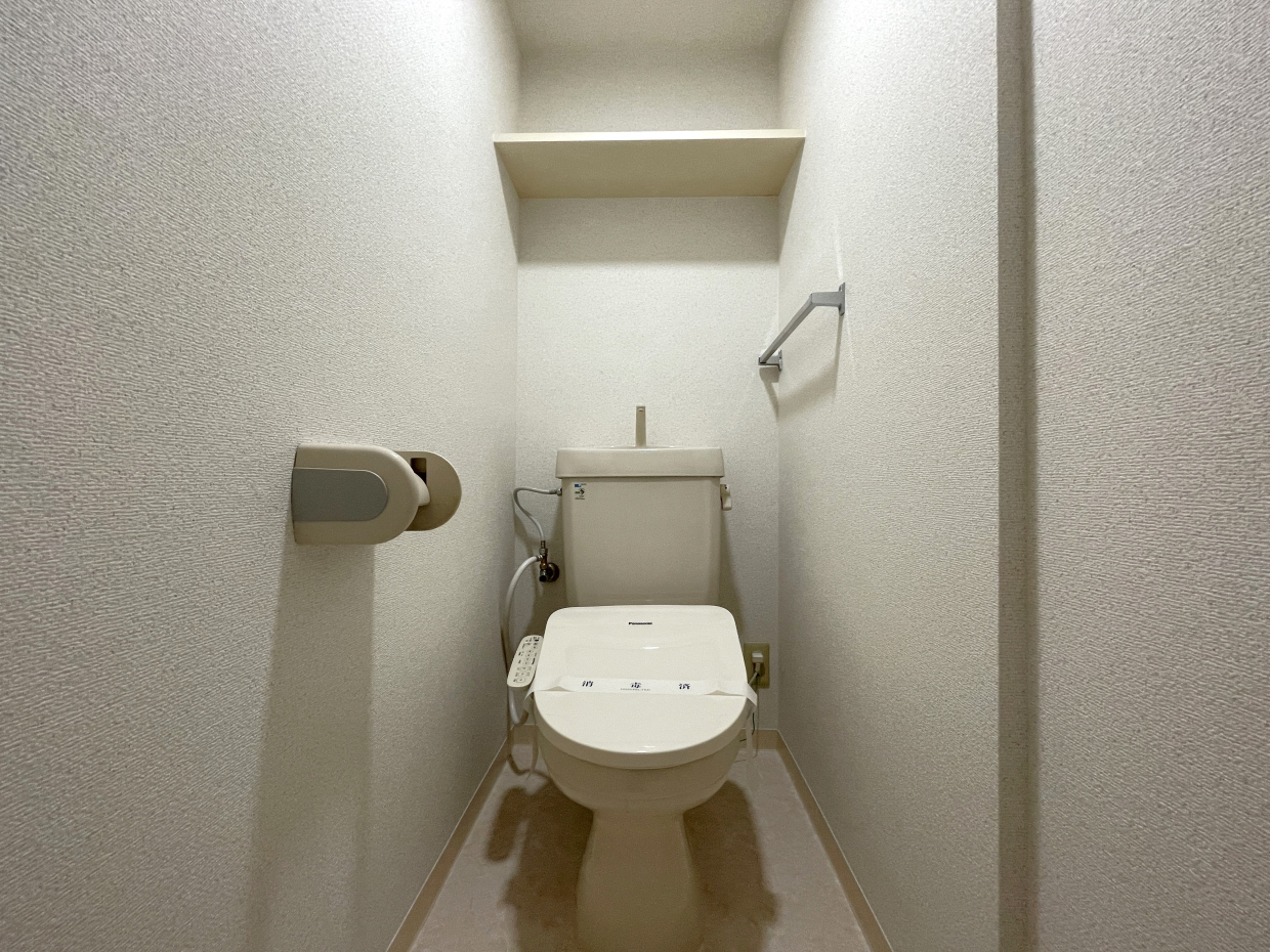 トイレには棚があります