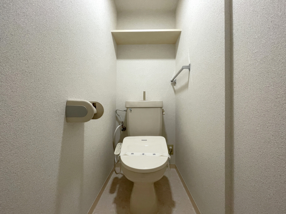 トイレには棚があります