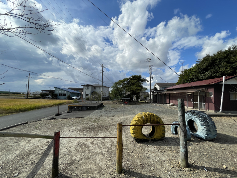 隣の神社に遊具があるのでお子様と遊ぶのもいいですね