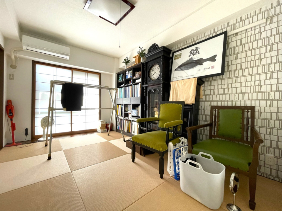 和室は琉球畳と北欧柄の壁紙がマッチしている。