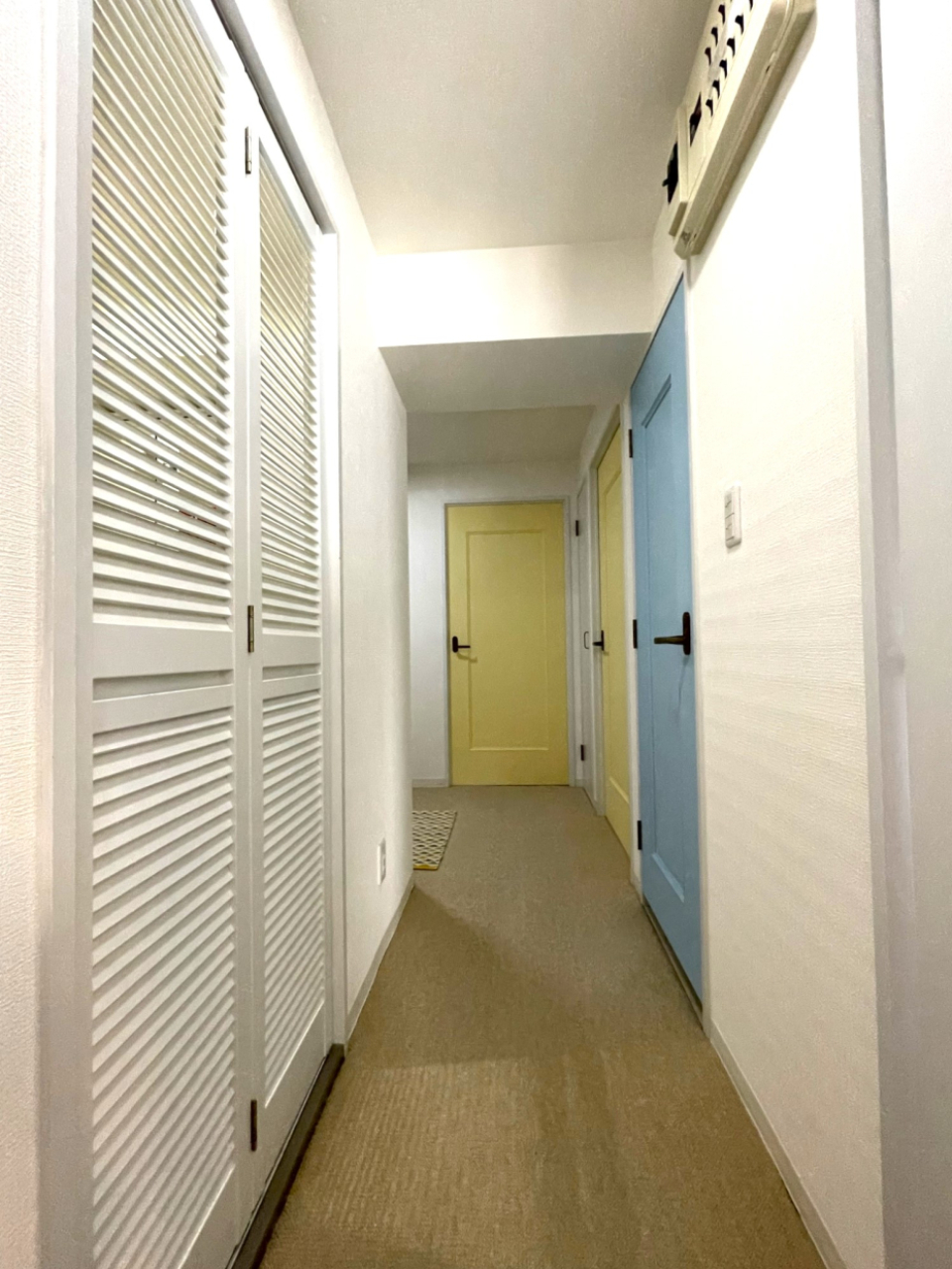 廊下。左の折れ戸は洗面への入り口。