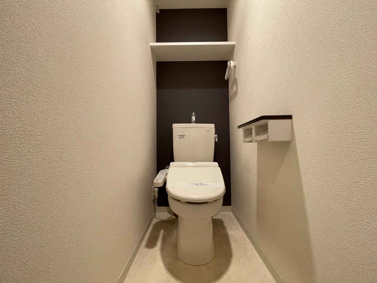 トイレには棚があります