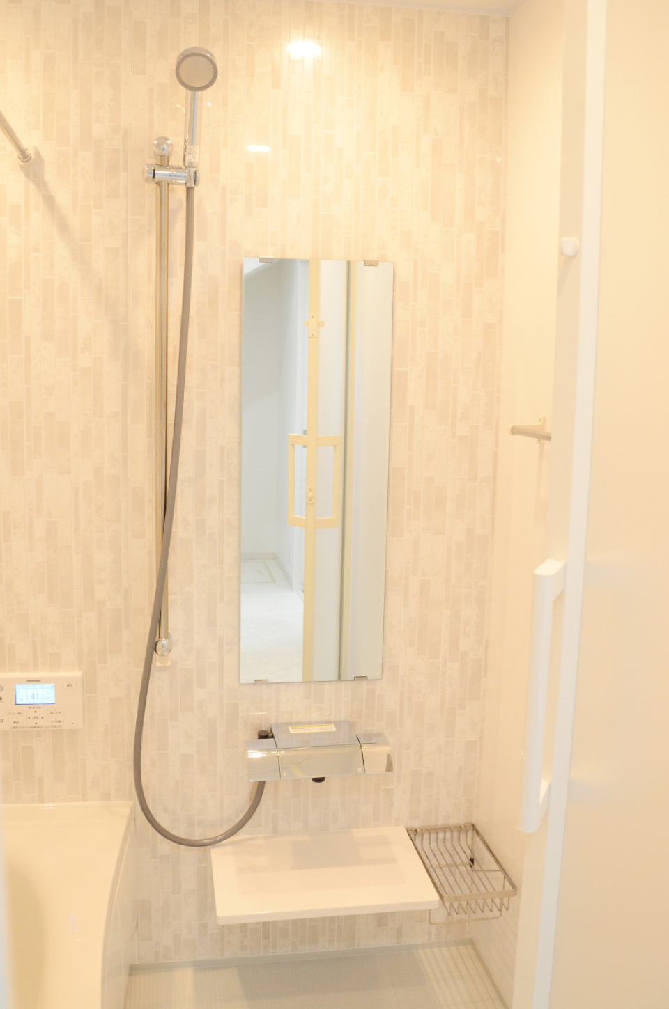 シャワーや水栓は最新式でモダンなホテルのよう。
