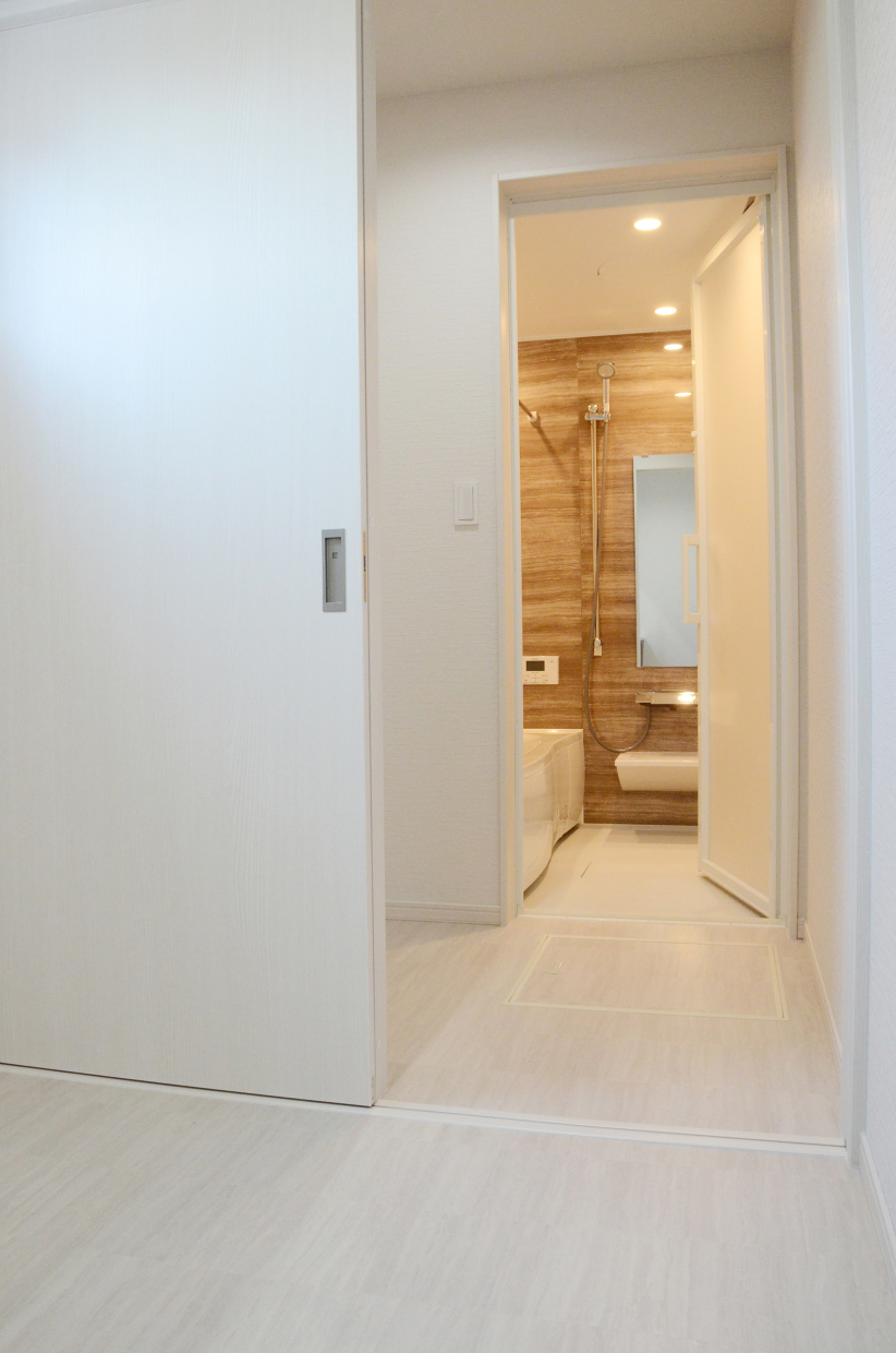 洗面スペースと浴室の間に1.5帖のランドリースペースがある。