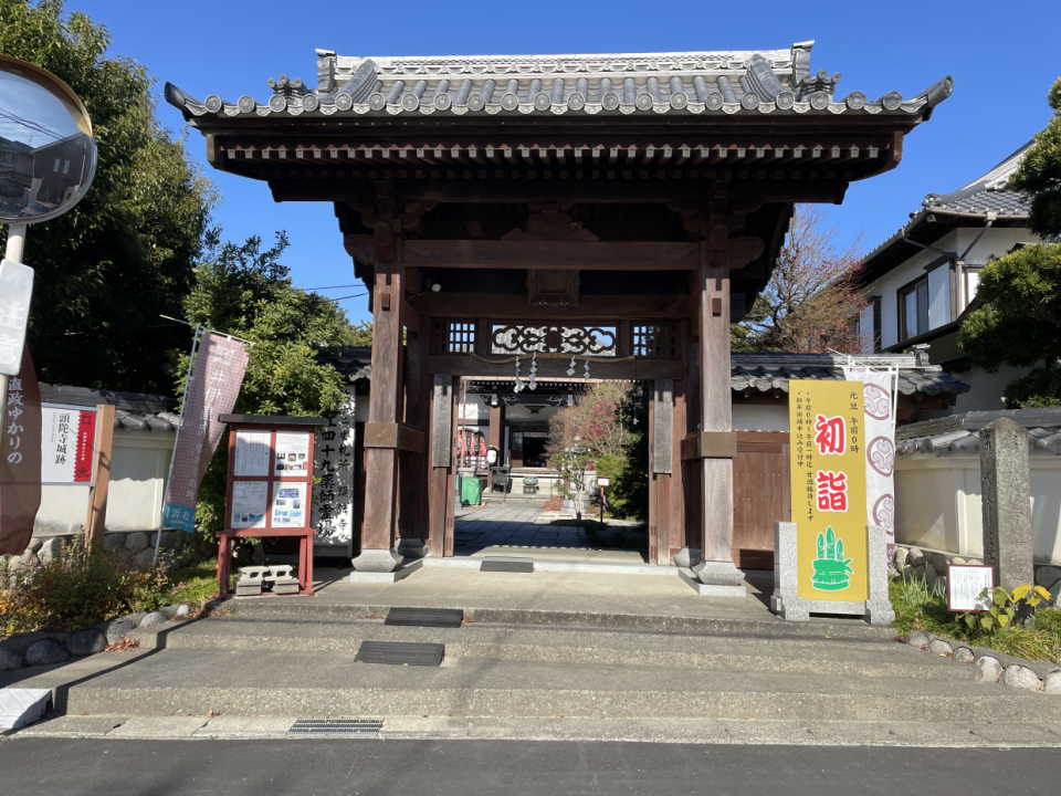 由緒ある頭陀寺が目の前。